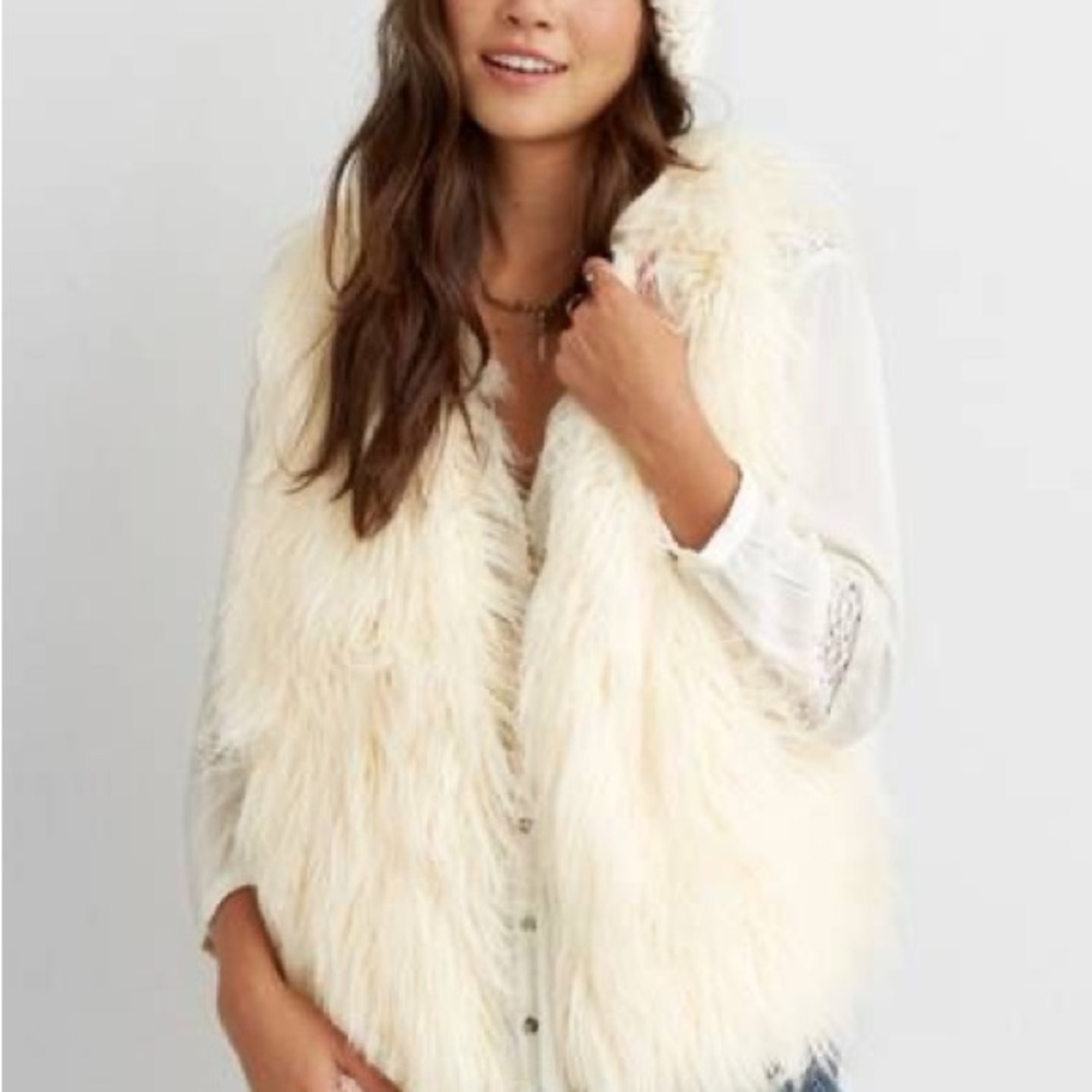 Flash sale 🎉NWT American Eagle Outfitters Cream Faux Fur Vest